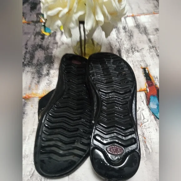 UGG , Australia 1610 Slippers, with Shearling Lining, Size 8, Black Seude - Picture 5 of 5